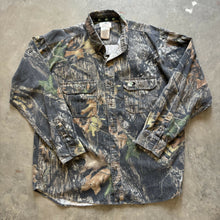 Load image into Gallery viewer, 2000’s Mossy Oak Breakup Camo Chamois Shirt (XL)