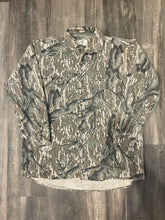 Load image into Gallery viewer, Vintage Mossy Oak Treestand Camo Chamois Shirt (XL)