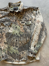 Load image into Gallery viewer, Vintage Rattlers Brand Realtree Camo Chamois Shirt (L)
