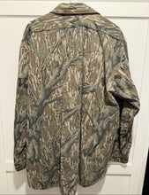 Load image into Gallery viewer, Mossy Oak Treestand Button Down (XXL)