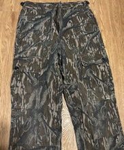 Load image into Gallery viewer, Vintage Gander Mountain Mossy Oak Treestand Cargo Pants Small