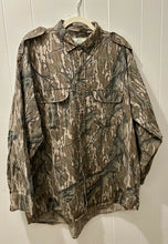Load image into Gallery viewer, Vintage Mossy Oak Treestand Lightweight Field Shirt XL