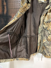 Load image into Gallery viewer, Size L Vintage 6 pocket Blue Bill Realtree Advantage coat