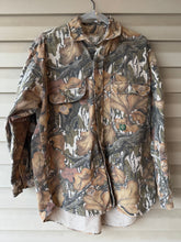 Load image into Gallery viewer, 90’s Mossy Oak Fall Foliage Chamois Shirt (L/XL) 🇺🇸