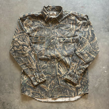 Load image into Gallery viewer, 2000’s Mossy Oak Shadow Grass Camo Chamois Shirt (M)