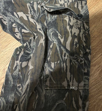 Load image into Gallery viewer, Vintage Gander Mountain Mossy Oak Treestand Cargo Pants Small
