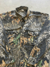 Load image into Gallery viewer, 2000’s Mossy Oak Breakup Camo Button Up Shirt (XL)