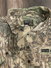 Load image into Gallery viewer, Vintage Rattlers Brand Realtree Camo Chamois Shirt (2XL)