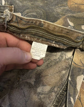Load image into Gallery viewer, Vintage Mossy Oak Fall Foliage Cargo Pants Large