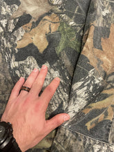 Load image into Gallery viewer, 2000’s Mossy Oak Breakup Camo Chamois Shirt (XL)