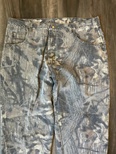 Load image into Gallery viewer, Vintage Wrangler Mossy Oak Breakup Camo Denim Pants (40x32)