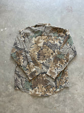 Load image into Gallery viewer, Vintage Realtree Advantage Camo Lightweight Button-Up Shirt (L)