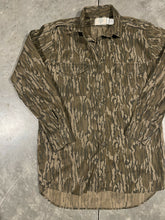 Load image into Gallery viewer, Mossy Oak Bottomland Button Down (M)