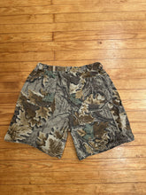Load image into Gallery viewer, Vintage Wrangler Realtree Advantage Camo Shorts (30-32x6.5)