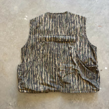 Load image into Gallery viewer, Vintage Realtree Camo Hunting Vest (M)