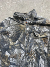 Load image into Gallery viewer, Realtree Hardwoods Camo Outfitters Ridge Button-Up Shirt (M)