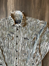 Load image into Gallery viewer, 1990’s Distressed Realtree Camo Chamois Shirt (M)