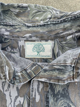 Load image into Gallery viewer, Vintage MossyOak Treestand Camo ButtonUp (XXL/XXXL)