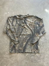 Load image into Gallery viewer, Vintage Duxbak Realtree Hardwoods Camo Henley Shirt (M)