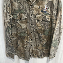 Load image into Gallery viewer, Vintage Realtree camo button up with duck embroidery