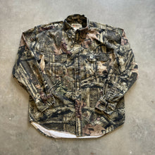 Load image into Gallery viewer, 2000’s Mossy Oak Breakup Camo Button-Up Shirt (L)