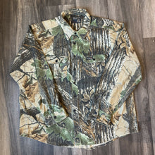 Load image into Gallery viewer, 1990’s Realtree Camo Chamois Shirt (2XL)