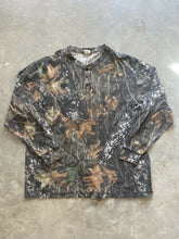 Load image into Gallery viewer, 2000’s Mossy Oak Breakup Camo Henley Shirt (2XL)