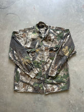 Load image into Gallery viewer, Vintage Realtree Hardwoods Camo Button Up Shirt (M)