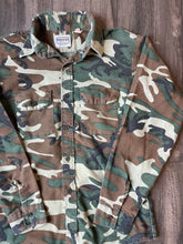 Load image into Gallery viewer, 1990’s Woodland Camo Lightweight Button Up Shirt (M)