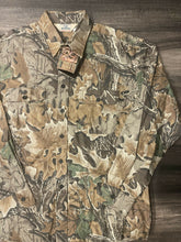Load image into Gallery viewer, Vintage Realtree Advantage Camo Button Up Shirt (L)