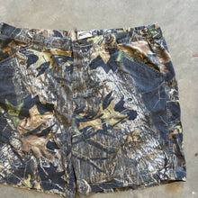 Load image into Gallery viewer, 2000’s Mossy Oak Breakup Camo Shorts (2XL)