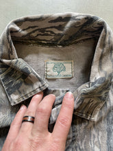 Load image into Gallery viewer, 90’s Distressed Mossy Oak Treestand Camo 3-Pocket Jacket (M) 🇺🇸