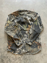 Load image into Gallery viewer, 2000’s Mossy Oak Breakup Camo Button Up Shirt (M)