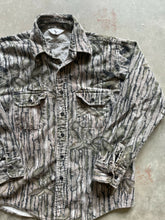 Load image into Gallery viewer, 90’s Realtree Camo Chamois Shirt (L) 🇺🇸