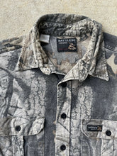 Load image into Gallery viewer, Vintage Rattlers Brand Realtree Hardwoods Camo Chamois Shirt (L)