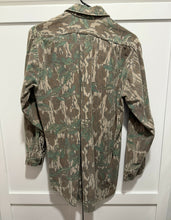 Load image into Gallery viewer, Mossy Oak Greenland Chamois Button Down (S/M)