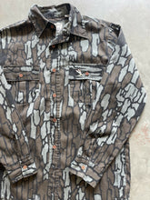 Load image into Gallery viewer, Vintage Duck Bay Trebark Camo Button Up Shirt (M)