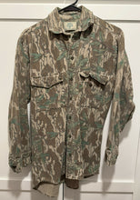 Load image into Gallery viewer, Mossy Oak Greenland Chamois Button Down (S/M)