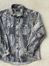 Load image into Gallery viewer, Vintage Rattlers Brand Realtree Hardwoods Camo Chamois Shirt (L)