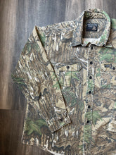 Load image into Gallery viewer, Vintage Rattlers Brand Realtree Camo Chamois Shirt (XL)