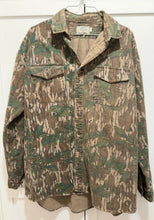 Load image into Gallery viewer, Mossy Oak Greenland Chamois Button Down (L)