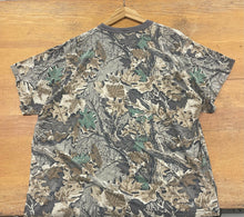 Load image into Gallery viewer, 90’s Vintage Realtree Advantage Camo Pocket Tee (2XL) 🇺🇸