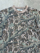 Load image into Gallery viewer, Vintage MossyOak Treestand Camo Pocket T (L)
