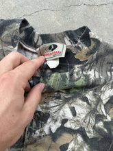 Load image into Gallery viewer, Vintage MossyOak Breakup Camo Henley (M/L)