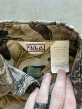 Load image into Gallery viewer, Vintage Walls Canvas Realtree Advantage Camo Button Up Shirt (L)