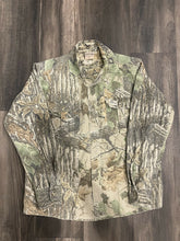 Load image into Gallery viewer, 1990’s Team Realtree Camo Chamois Shirt (M)