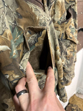 Load image into Gallery viewer, Size L Vintage 6 pocket Blue Bill Realtree Advantage coat