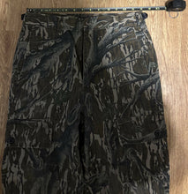 Load image into Gallery viewer, Vintage Gander Mountain Mossy Oak Treestand Cargo Pants Small