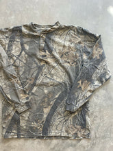 Load image into Gallery viewer, Vintage Duxbak Realtree Hardwoods Camo Henley Shirt (M)