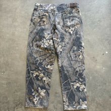 Load image into Gallery viewer, Vintage Denim Mossy Oak Breakup Camo Pants (L)